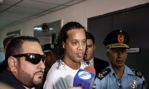 Iako mu je Maradona poslao višemilijunsku ponudu, Ronaldinho još uvijek ne zna hoće li na jesen biti slobodan ili u zatvoru
