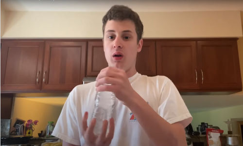 Ovaj mladić je pronašao prilično bizaran put do slave – snima se kako ispija razna bezalkoholna pića