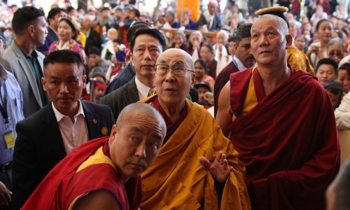 Iako i dalje oduševljava milijune, budućnost poglavara tibetanskog budizma Dalaj-Lame sve je upitnija