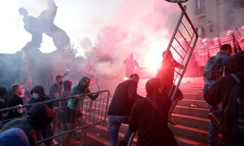 Srpska oporba optužuje vlast da šalje huligane koji rade kaos