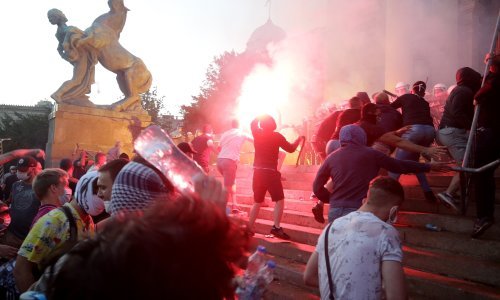 [FOTO/VIDEO] Nasilje na ulicama Beograda: Prosvjedi okončani nakon šest sati, ozlijeđeno najmanje četvero novinara