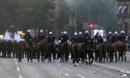 [VIDEO] Demonstranti u Beogradu ikonama otjerali policijsku konjicu