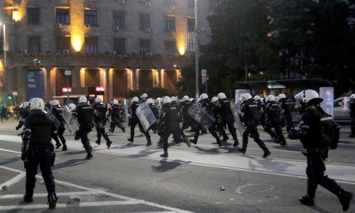 [VIDEO] Pogledajte kako se srpska policija obračunava s novinarkama tijekom prosvjeda protiv Vučića