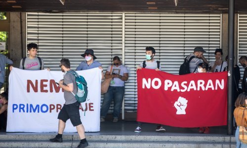 [FOTO/VIDEO] Frka na Filozofskom: Boras poslao prinudnu upravu koja nije došla na primopredaju, studenti i profesori prosvjeduju, pjevaju 'Bella Ciao'