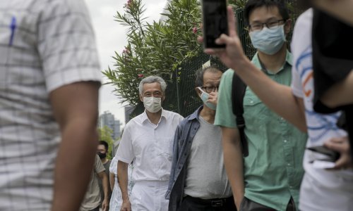 Izbori u Singapuru usred pandemije covida-19, građani na birališta s maskama