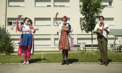 Klaunska parada razveselila građane pogođene potresom, trenutačno smještene u Studentskom naselju 'Cvjetno naselje'