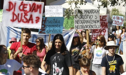 [VIDEO/FOTO] Unatoč prosvjedu u Makarskoj usvojen sporni prostorni plan, ključni glas dala Hloverka Novak Srzić