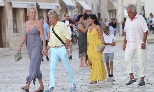 [FOTO] Jahta Roda Stewarta uplovila u Hvar, a nakon šetnje gradskom jezgrom večerali su u poznatom restoranu