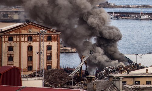 [VIDEO/FOTO] Požar u riječkoj teretnoj luci, grad u oblaku dima i smradu paljevine