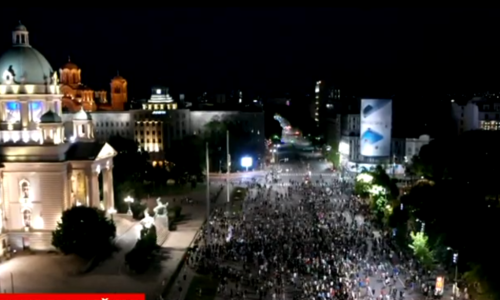 [VIDEO] Novi prosvjedi u Srbiji ipak prošli bez nasilja: Građani u Novom Sadu blokirali stanicu policije, u Beogradu stotine skandirale protiv Vučića