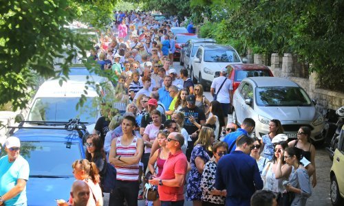 [FOTO] Poljski turisti napravili ogromnu gužvu pred konzulatom u Splitu, ne žele propustiti glasovanje na predsjedničkim izborima