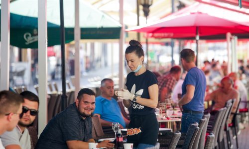 Novi simptomi Covida-19: Obolijeva sve više mladih koji nemaju groznicu, ali se žale na glavobolju i bolove u trbuhu