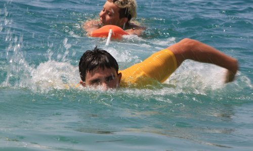 Zbog većeg broja slučajeva utapanja Crveni križ upozorava: Ovo su važne stvari na koje morate paziti prilikom boravka u vodi