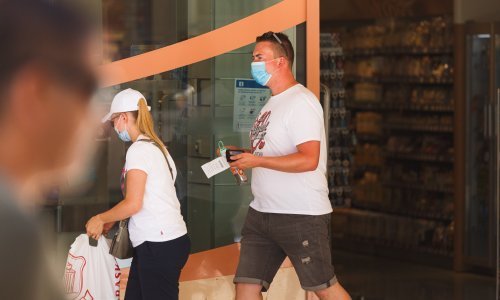 Izračunali smo koliko bi prosječnu obitelj koštale zaštitne maske kad bi ih mijenjali po preporuci Stožera. Od iznosa boli glava