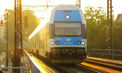 Kod Praga se sudarili putnički i teretni vlak; deseci ozlijeđenih