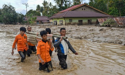 U Indoneziji poplave usmrtile najmanje 16 ljudi, raselile stotine
