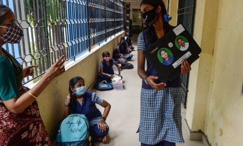 Dok su milijuni ljudi diljem svijeta suočeni s novim restrikcijama raste nada da bi skoro cjepivo protiv Covida-19 moglo biti spremno