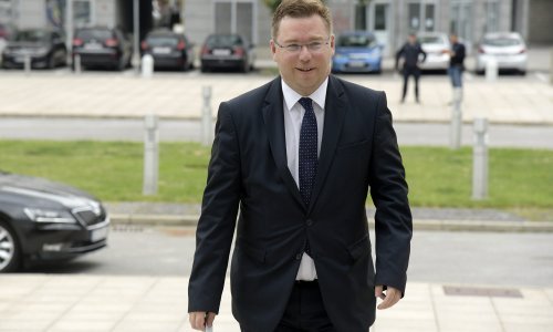 Ministar Pavić u šopingu potrošio sedam tisuća kuna, kupovao parfeme, kemijske olovke, vino... Ispeglao svoju karticu pa tražio povrat novca