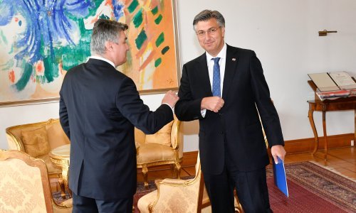 [VIDEO] Pogledajte nezgrapni pozdrav predsjednika i premijera; Plenković: S Milanovićem se nisam rukovao zbog karijesa