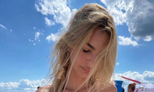 Zavodljivo izdanje: Plavokosa ljepotica podiže temperaturu u bikiniju koji je sama osmislila