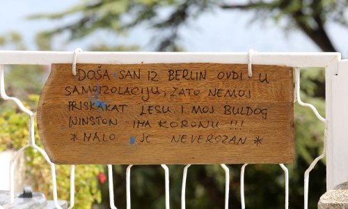 [FOTO] Šala ili zbilja? Tvrdi da je došao iz Berlina u Novi Vinodolski u samoizolaciju: I moj buldog ima koronu. Malo je nervozan