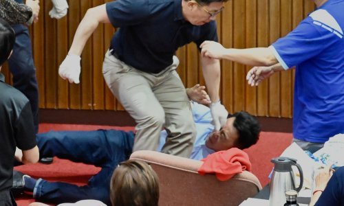 Tučnjava, metež i vodene bombe u tajvanskom parlamentu