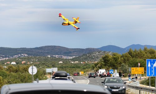 [VIDEO] Lokaliziran požar kod Vodica; magistralom opet voze automobili