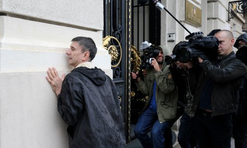 [VIDEO / FOTO] Guranjem njegove zgrade za milimetar, Siniša Labrović pokušao osigurati da Sabor ubuduće radi u duhu istine