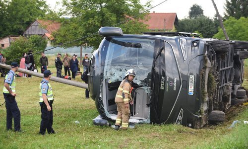 [VIDEO, FOTO] Slovenski autobus s državljanima BiH sletio s ceste kod Tušilovića