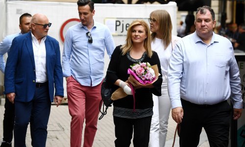 Kolinda Grabar Kitarović prošetala centrom Zagreba s novom frizurom, ali i zavojem na ruci
