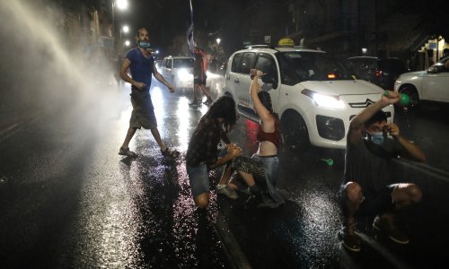 [FOTO / VIDEO] Tisuće na ulicama izraelskih gradova, policajci vodenim topovima rastjeruje prosvjednike, a oni im viču 'Nacisti!'