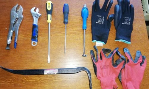 Policija kod Starigrada na djelu ulovila dvojicu serijskih provalnika; dobili su po nekoliko kaznenih prijava