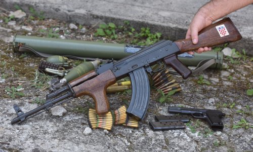 U Kutini usred noći puškom koju je ilegalno posjedovao pucao po praznim kućama, autobusnom stajalištu...