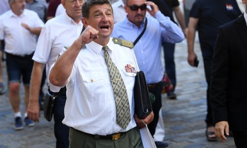 Željko Sačić ušetao se u Sabor u uniformi, objasnio nam je zašto: To rade i kolege u Americi i Izraelu, taj kostim sam odjenuo sad i tko zna kad opet