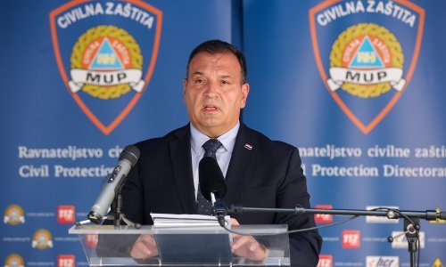 Beroša pitali zašto je davao izjavu okružen gomilom ljudi bez maske, on se brani: Bili smo na otvorenom