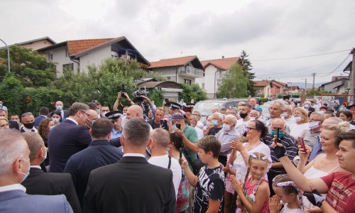 Vučić posjetio Banju Luku, prošetao ulicama bez maske, dočekale ga stotine građana