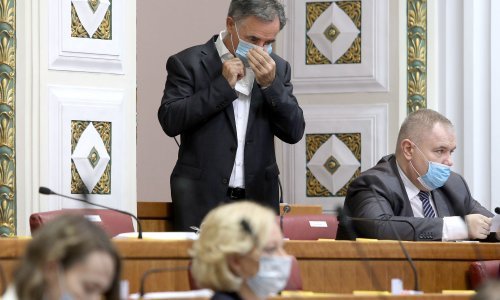 Pupovac dijelio lekcije o patriotizmu i progovorio o 'svetoj čizmi na Ustavu; obračunao se i s Vrkljanom: 'Vi o odluci Ustavnog suda govorite kao piljarica na Dolcu'