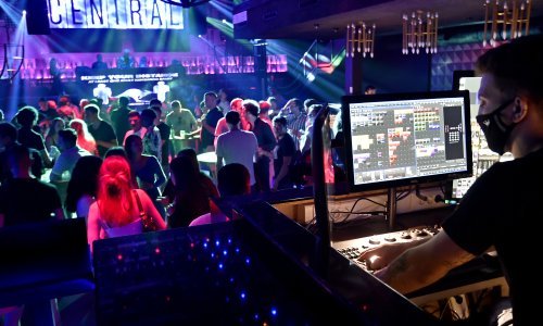 [FOTO/VIDEO] Uronili smo u splitski noćni život, Capak bi bio ponosan: Pijani Englezi su prošlost, dezinficijens teče u potocima. Barem dok viski ne otvori čakre...