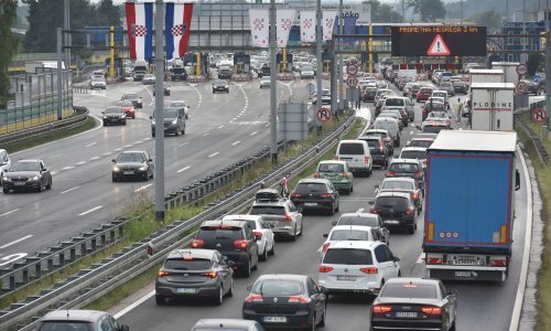 Niti loše vrijeme nije omelo turiste: Gužva na autocestama u smjeru mora