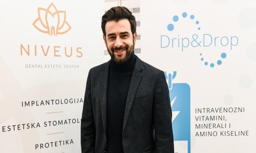 Uživaju na moru: Janko Popović Volarić ne odvaja se od zgodne brinete s kojom je pronašao sreću