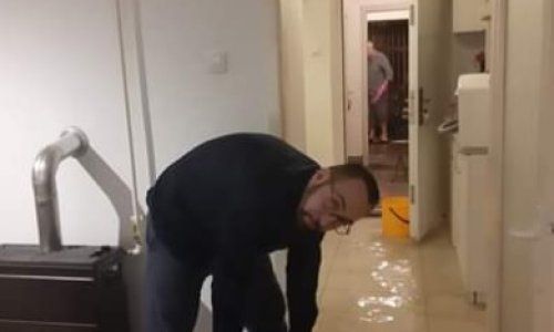 Tomašević pomogao susjedu s poplavom i poručio: 'Sve ćemo izdržati ako se držimo zajedno'