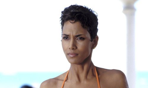 Video koji oduzima dah: Halle Berry zavodi u čipkastom bikiniju koji više otkriva nego skriva
