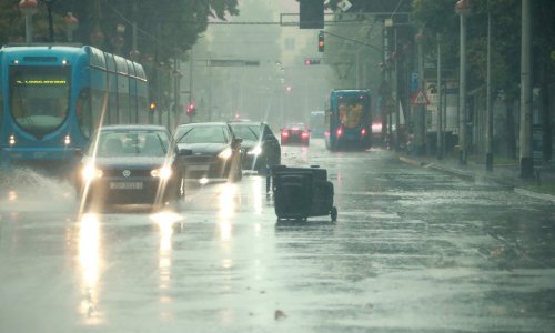[VIDEO/FOTO] Zagreb pogodilo grmljavinsko nevrijeme sa snažnim vjetrom i tučom