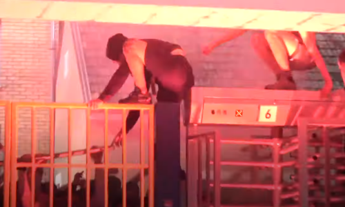 [VIDEO] Objavljena snimka divljanja huligana u Osijeku: Gađali policajce opekama, kamenjem i bocama, uhićeno više osoba