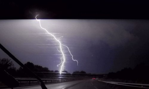 U automobilu ste za vrijeme grmljavinskog nevremena? Evo što trebate učiniti