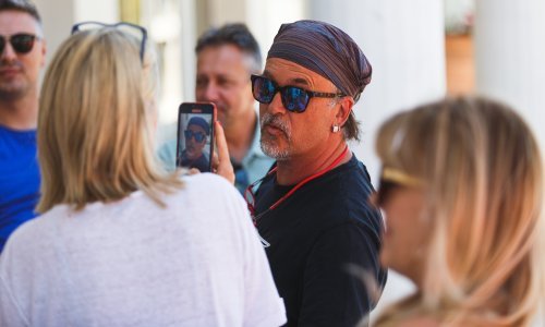 U Veloj Luci okupljaju se poznati uoči koncerta posvećenog Oliveru Dragojeviću