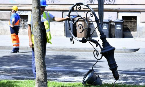 U centru Zagreba bager srušio rasvjetni stup; stup pao na tramvajski vod, izazvao kratki spoj i požar na još četiri stupa