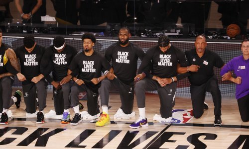 Vratila se NBA liga, igrači i treneri klečali; ironično da je prvi i zadnji koš zabio suigrač Bojana Bogdanovića koji je zgrozio svijet svojim sprdanjem s pandemijom