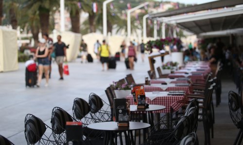 Akcija na splitskoj Rivi: Gradski redari uvode red među kafićima, na udaru i Kerumov prijatelj