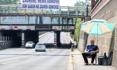 Petek s opremom za ljetovanje 'pozdravlja' zastupnike koji idu na godišnji